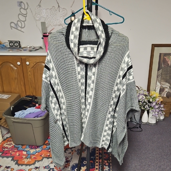 Chic Gray Patterned Women's Poncho - Picture 1 of 6